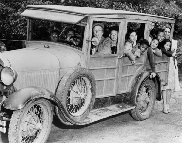 Historic images of Josephine Duveneck and kids in car