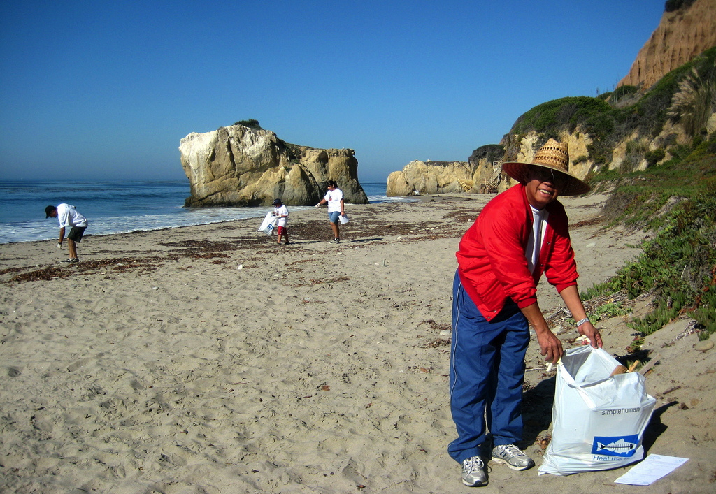 Coastal Cleanup Day volunteers. Photo: Heal the Bay. 