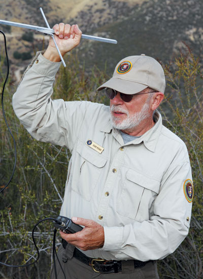 Volunteers like Richard Neidhardt use antennae and handheld receivers to track condors. (Photo by Gavin Emmons, gavinemmons.com)